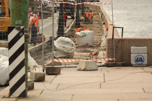 На плитах Дворцовой набережной в Петербурге обнаружили засечки