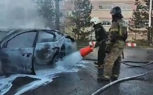 В Хабаровске столкнулись и загорелись две машины 