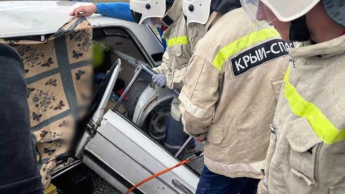 Спасатели прикрывали трагедию на дороге одеялом с бабочками