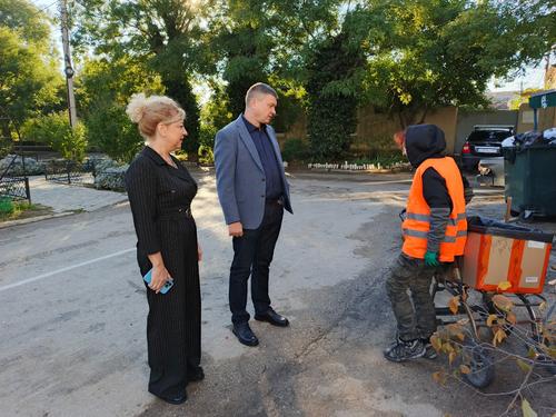 Дворники Евпатории собирают мусор в старые детские коляски