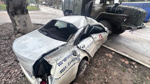 В Керчи «Урал» в маскировочной сетке протаранил легковушку