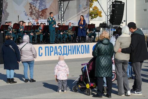 Военные музыканты Росгвардии исполнили популярные композиции в честь Дня отца  