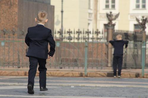 В одной из школ Петербурга приостановили учебу младших классов из-за пневмонии 