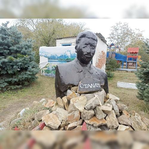 На Ставрополье памятник Сталину поставили на фоне туалета. Местные возмущены