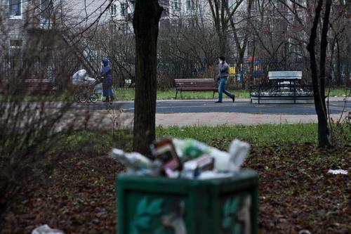 Петербуржцы продолжают жаловаться на мусор и опавшие листья