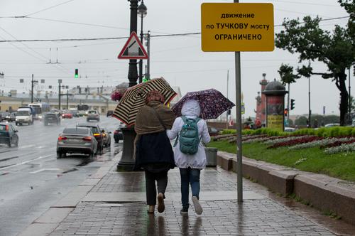 МЧС Петербурга предупреждает о порывах ветра до 15 метров в секунду во вторник