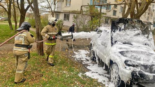 Хозяйку машины пришлось спасать от горящей «Нивы»