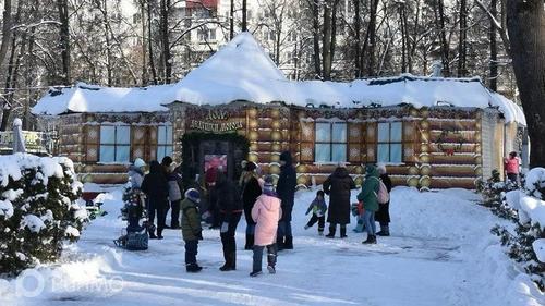 В подмосковных парках открываются резиденции Деда Мороза