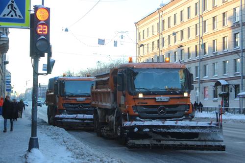 Петербуржцы начали жаловаться на неубранный снег