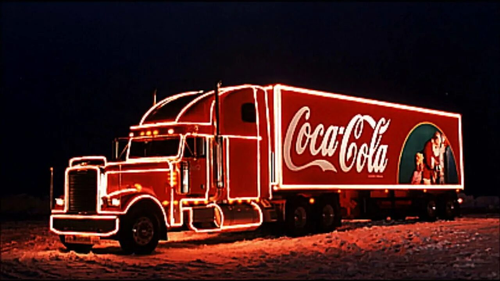 Разграбленная новогодняя ёлка и давка ради фуры Coca-Cola - нормальная реальность Латвии