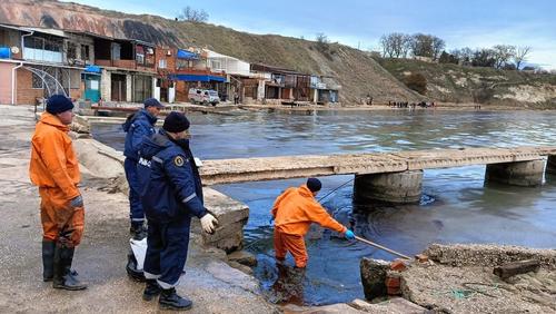 Спасатели подходят к мазуту исключительно в средствах индивидуальной защиты