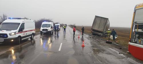 На грязной сырой дороге водитель выехал на встречку в последний раз