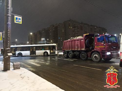 В Приморском районе Петербурга КамАЗ не уступил дорогу и столкнулся с автобусом