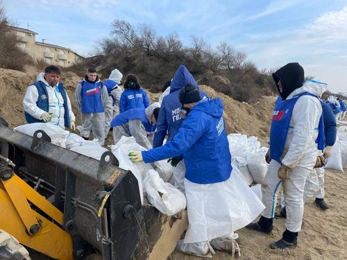 Молодогвардейцы не сдаются: чистим побережье Чёрного моря вместе