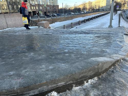 В Петербурге двое сломали ноги на гололедице