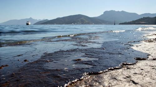 Танкер в Керченском проливе не дождался отсоса и спустил мазут в море