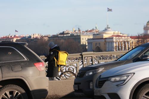 В Петербурге могут запретить мигрантам работать курьерами