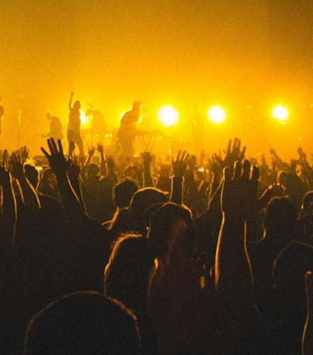 В Москве неизвестные на 23 февраля подожгли дверь квартиры Лёвы из «Би-2»