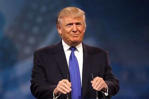 Трамп подписал указ о признании английского официальным языком США