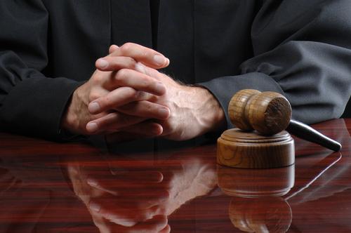 Суд назначил экс-полицейскому запрет определенных действий после кражи миллиона