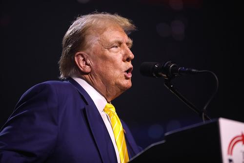 Трамп заявил, что рассматривает возможность введения крупных санкций и пошлин в отношении России