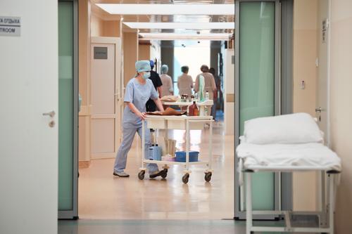 Двух рабочих на производстве в Невском районе придавило листами ДСП