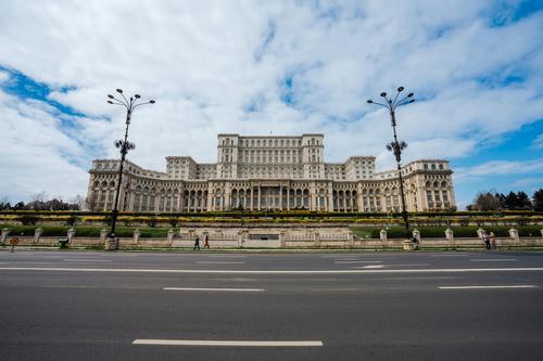 Врио президента Боложан: Румыния не будет резко наращивать расходы на оборону