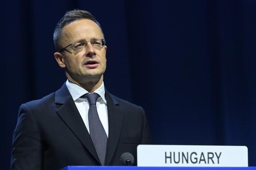 Сийярто: Венгрия считает преждевременным разговор о миротворцах на Украине