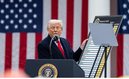 CNBC: Трамп освободил от новых пошлин смартфоны и компьютеры из Китая