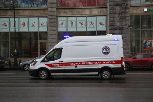 Петербурженка попала в больницу после падения фрагмента окна на голову
