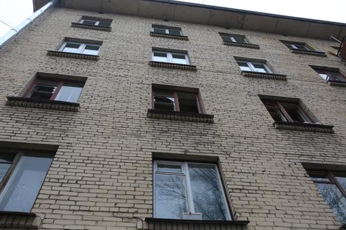 Напавшую на актера Илью Деля посадили под домашний арест