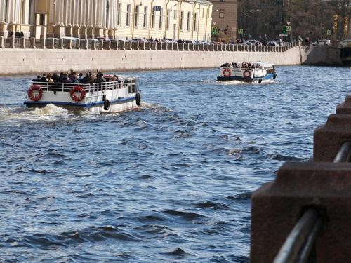 В Петербурге водные экскурсии станут проводить без динамиков