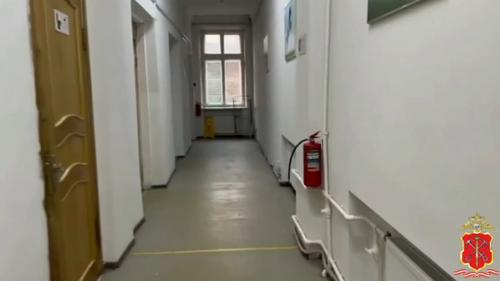 В ходе рейда полицейские нашли хостел, где незаконно ставили на учет мигрантов