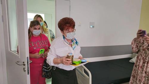 Депутат гордумы Краснодара Галина Глущенко поздравила с Пасхой пациентов детского онкологического отделения