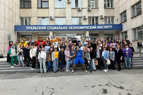 В Челябинске прошёл образовательный фестиваль ростовых кукол «Маскотология»