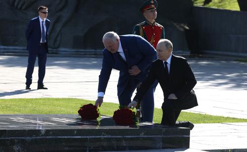 Путин и Лукашенко посетили мемориал «Героям Сталинградской битвы» на Мамаевом кургане в Волгограде