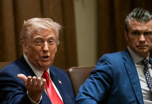 CNN: узнал, почему Трамп уволил Уолтца, но оставил на посту шефа Пентагона Хегсета