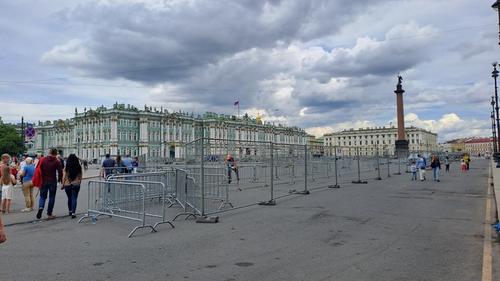Трибуны ко Дню Победы начали собирать на Дворцовой площади