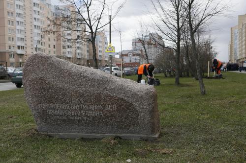 Состояние блокадных тумб в Коломягах перед Днем Победы беспокоит петербуржцев