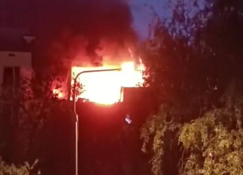 В Москве на улице Тюленева горит многоэтажка — пожару предшествовал взрыв