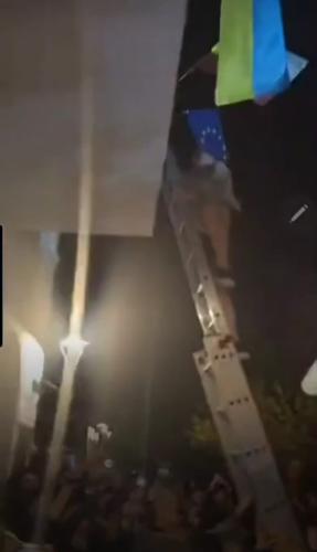Поляки начали активно срывать жёлто-синие флаги под овации народа