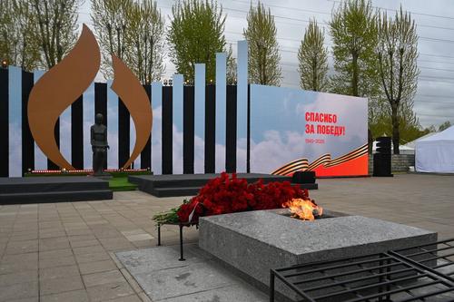 Кирилл Поляков почтил память у мемориала «Журавли» в годовщину Победы