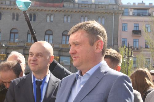 Поляков и Енокаев поздравили петербуржцев с Днем Победы