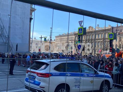 Петербуржцы не смогли разглядеть парад Победы из-за ограждений