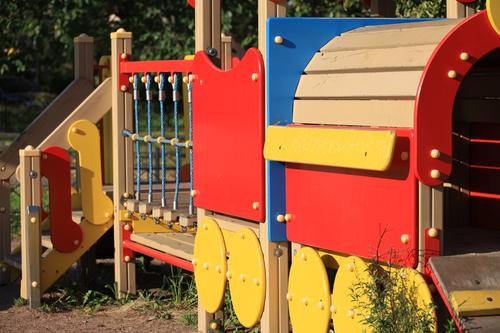 Травмированный ребенок на детской площадке получил компенсацию в 300 тысяч рублей