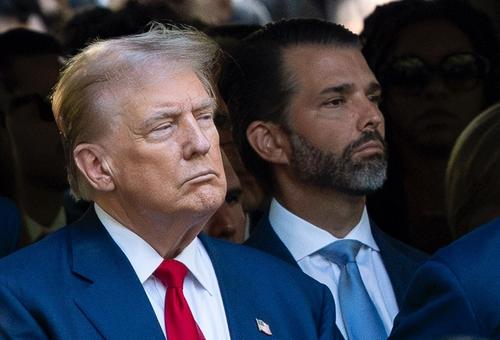 NYT: семья Трампа за месяц его президентства заработала минимум $2 млрд