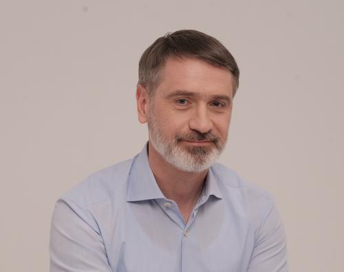 «Родина — там, где нужна помощь»: интервью с главой Народного фонда Романом Громовым
