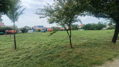 В микрорайоне Северный в Краснодаре покосили траву