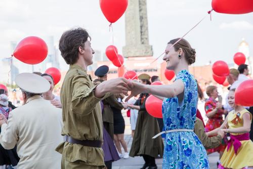 Атмосферу последних звонков 1940-х годов воссоздаст Музей Победы на Поклонной горе Атмосферу последних звонков 1940-х годов воссоздаст Музей Победы на Поклонной горе