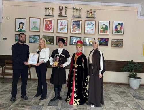 Депутат ЗСК, член фракции ЛДПР Вероника Иванчикова поздравила районный танцевальный коллектив с победой